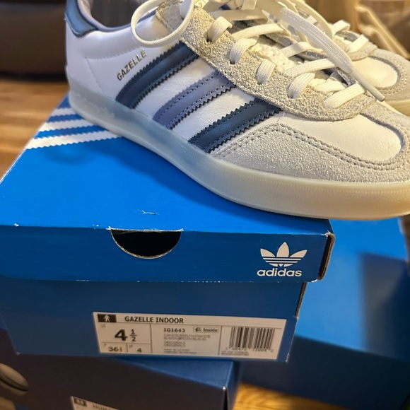 Adidas samba size 4 White and Blue Casual Sneakers - Picture 4 of 8